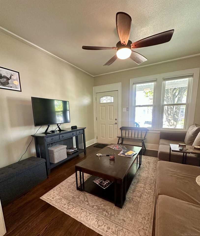 1348 Wayburn St - Photo 2 of 13