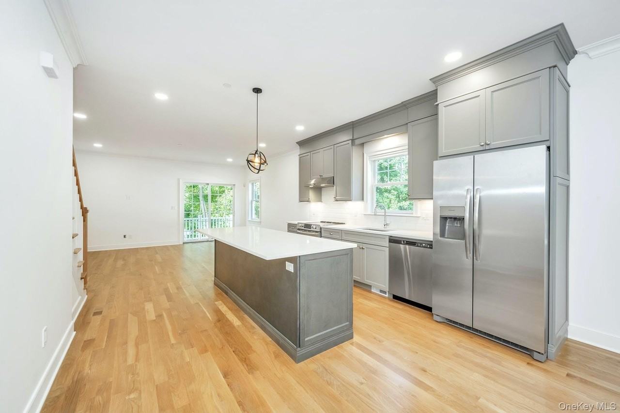 233A Lincoln Ave E - Photo 4 of 32