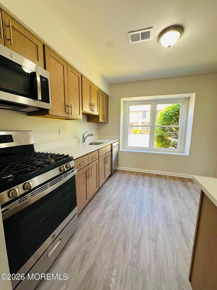 402 Woodlake Manor Dr #1000 - Photo 3 of 18