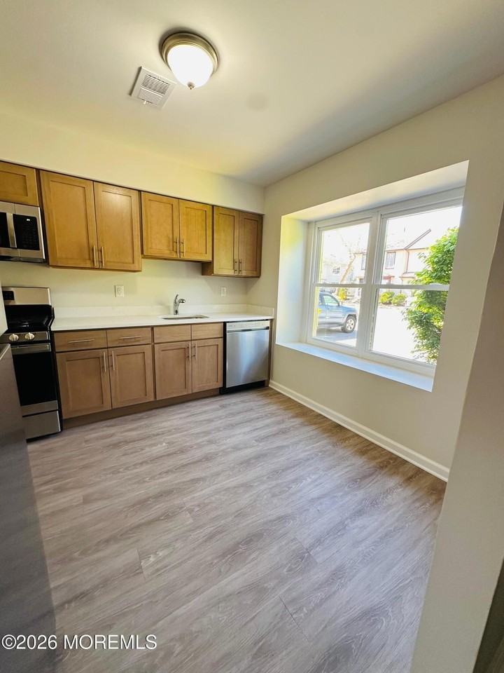 402 Woodlake Manor Dr #1000 - Photo 4 of 18
