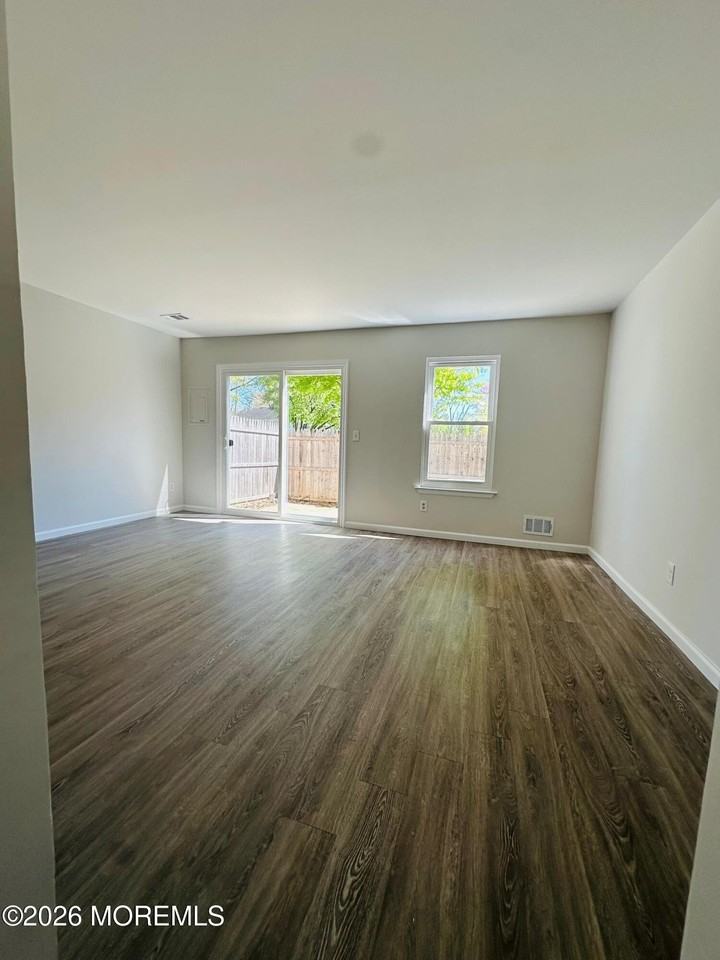 402 Woodlake Manor Dr #1000 - Photo 5 of 18