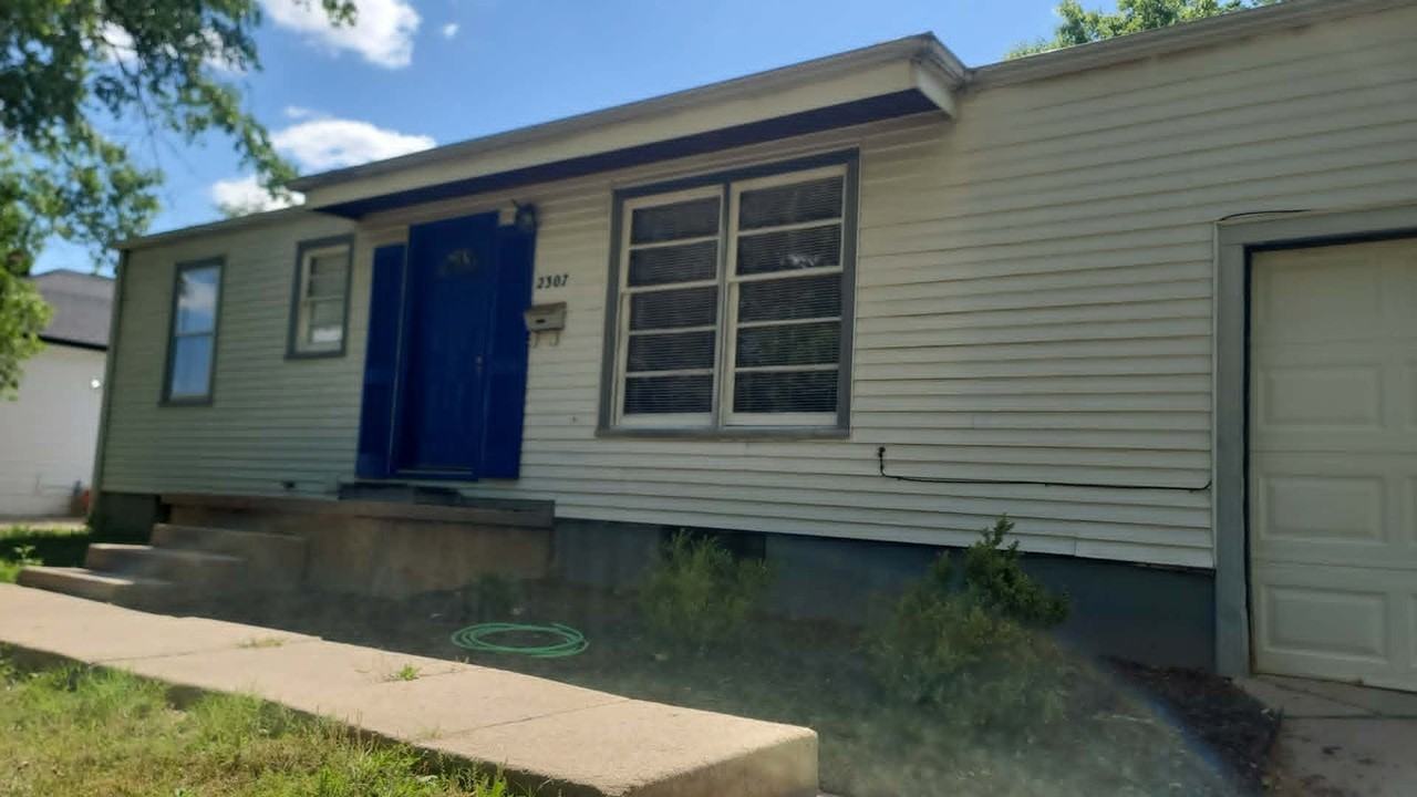 2307 South Broadview Street - Photo 2 of 18
