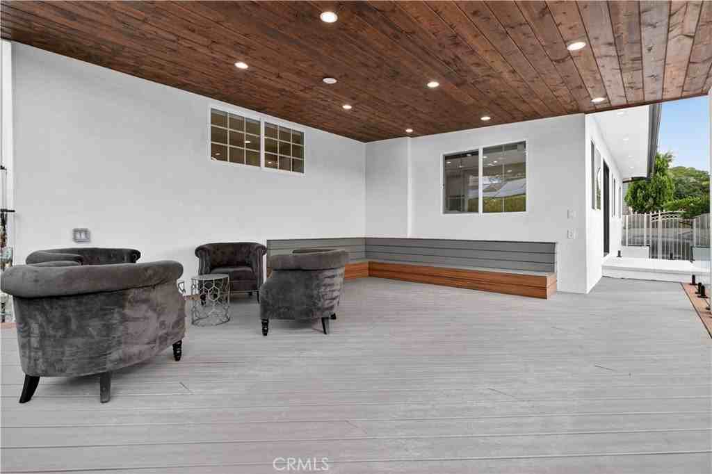 10510 Helendale Ave - Photo 3 of 50