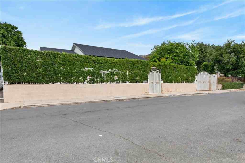 10510 Helendale Ave - Photo 4 of 50