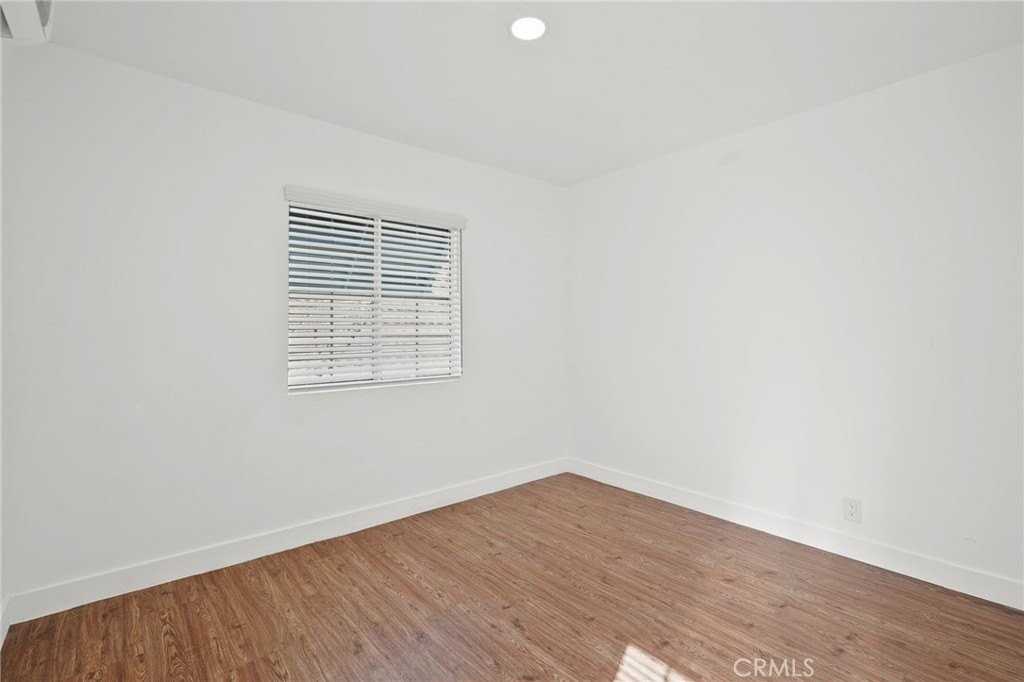 530 Almond Ave - Photo 3 of 5