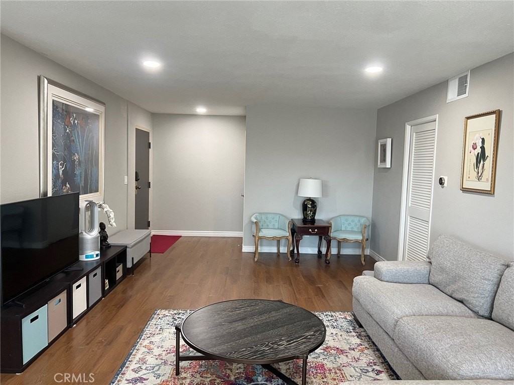 266 S Madison Ave - Photo 4 of 20