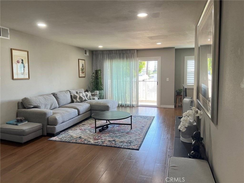 266 S Madison Ave - Photo 5 of 20