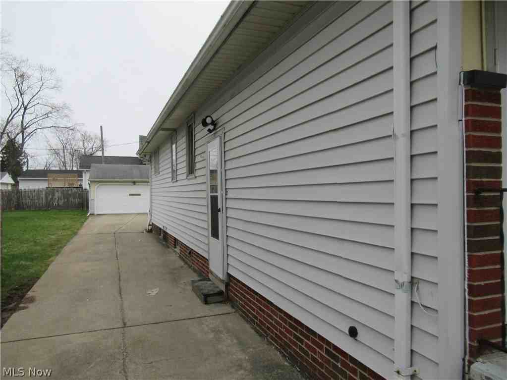 330 Paul St - Photo 2 of 25