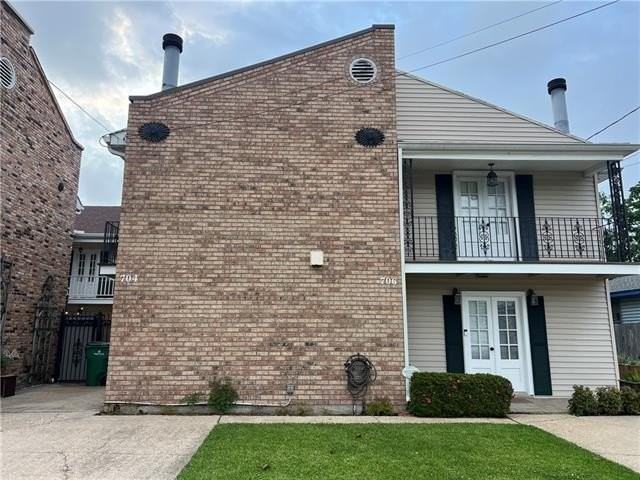 704 Waltham St - Photo 2 of 21