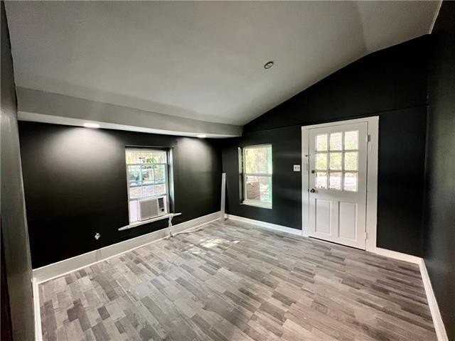 1013 Wilkinson St - Photo 5 of 11