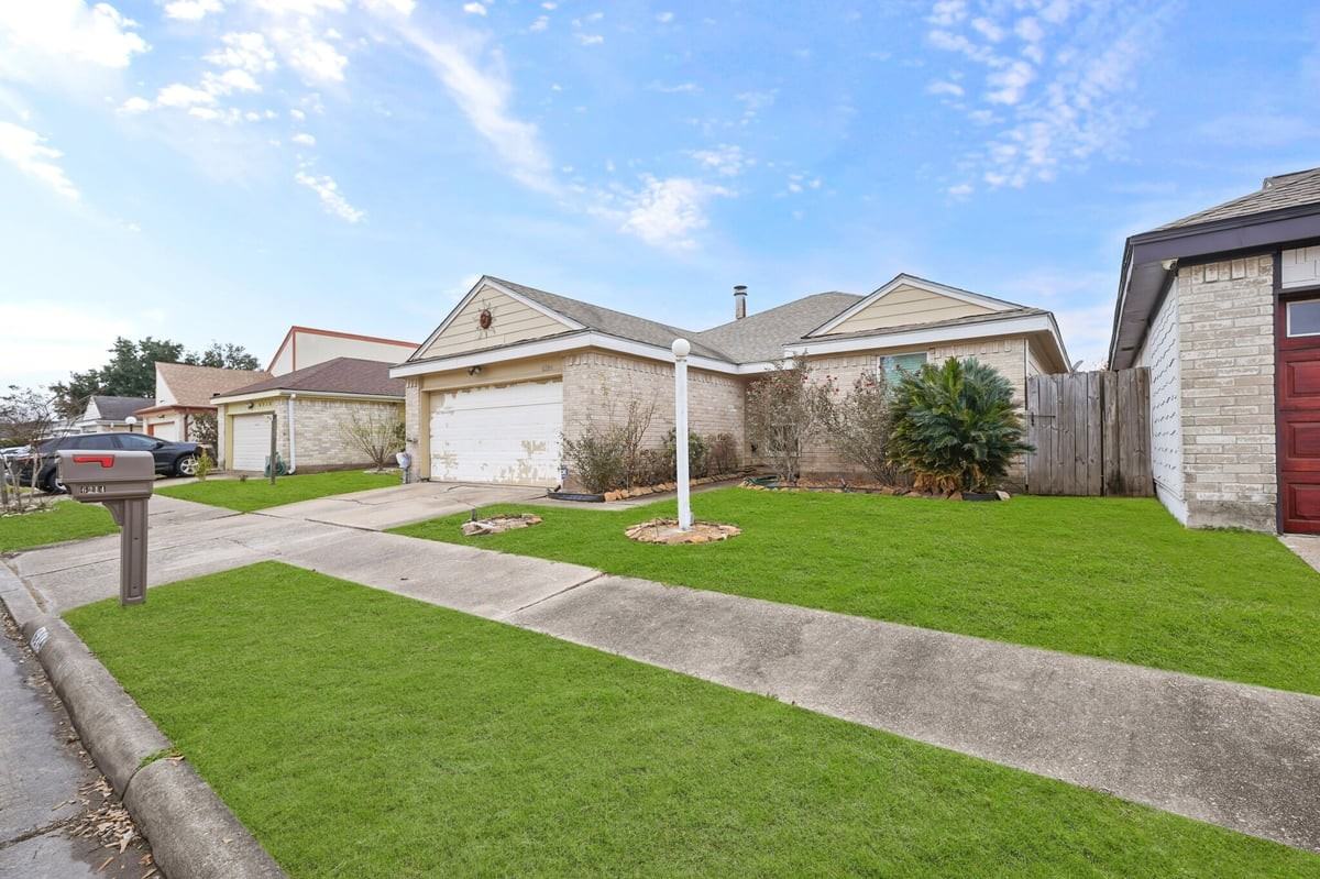 6214 Gladewell Dr