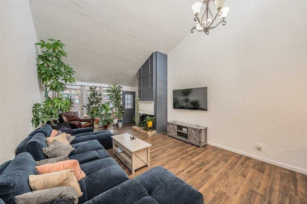 1001 Woodoak Ct - Photo 4 of 38