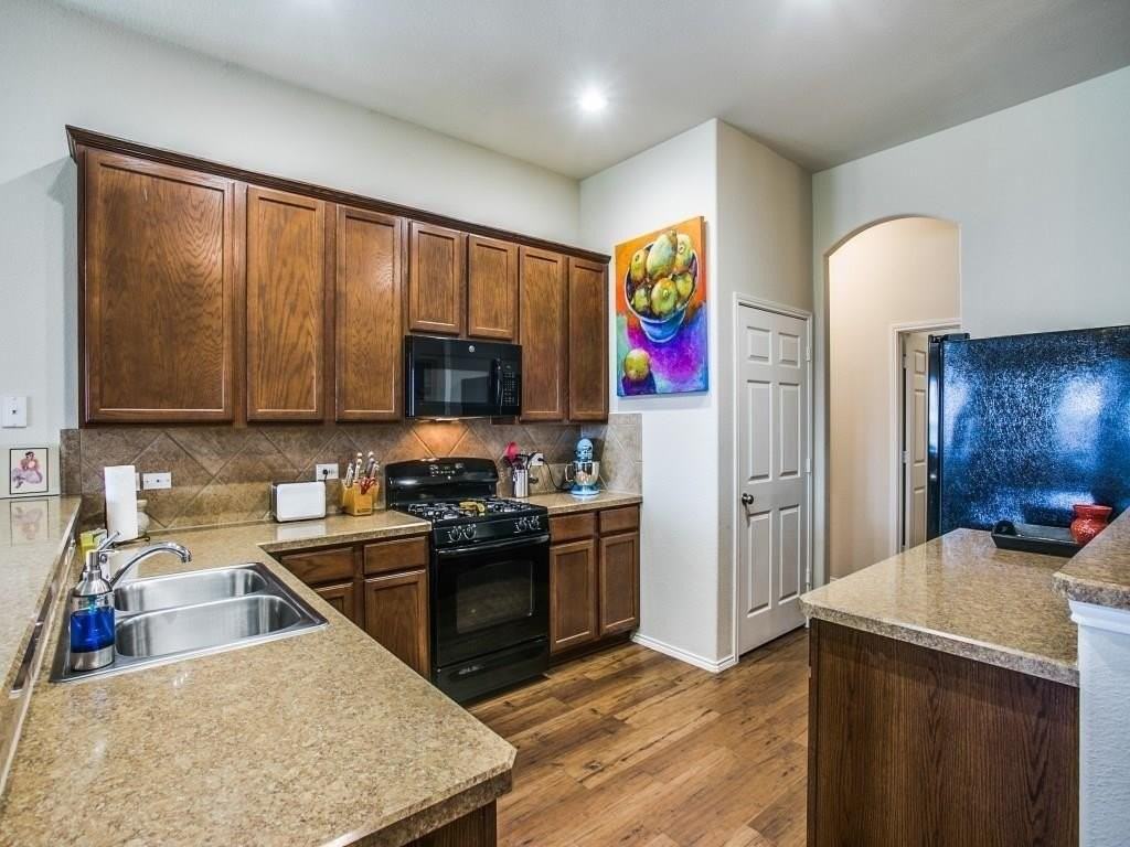 10333 Bradshaw Dr - Photo 7 of 20