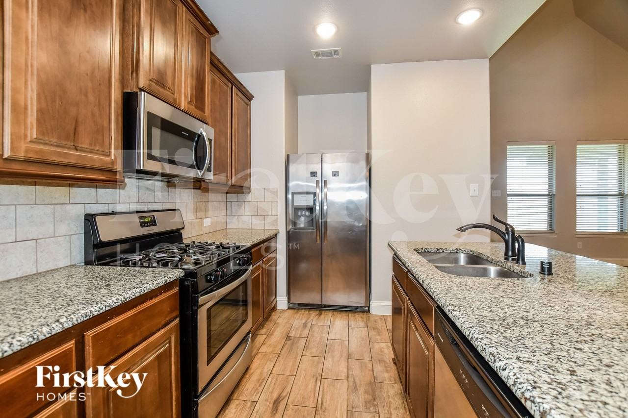293 Arbury Dr - Photo 4 of 16