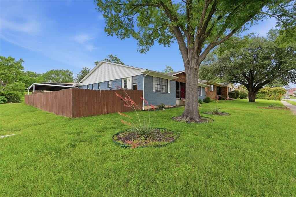 10805 Lake Gardens Dr - Photo 2 of 11