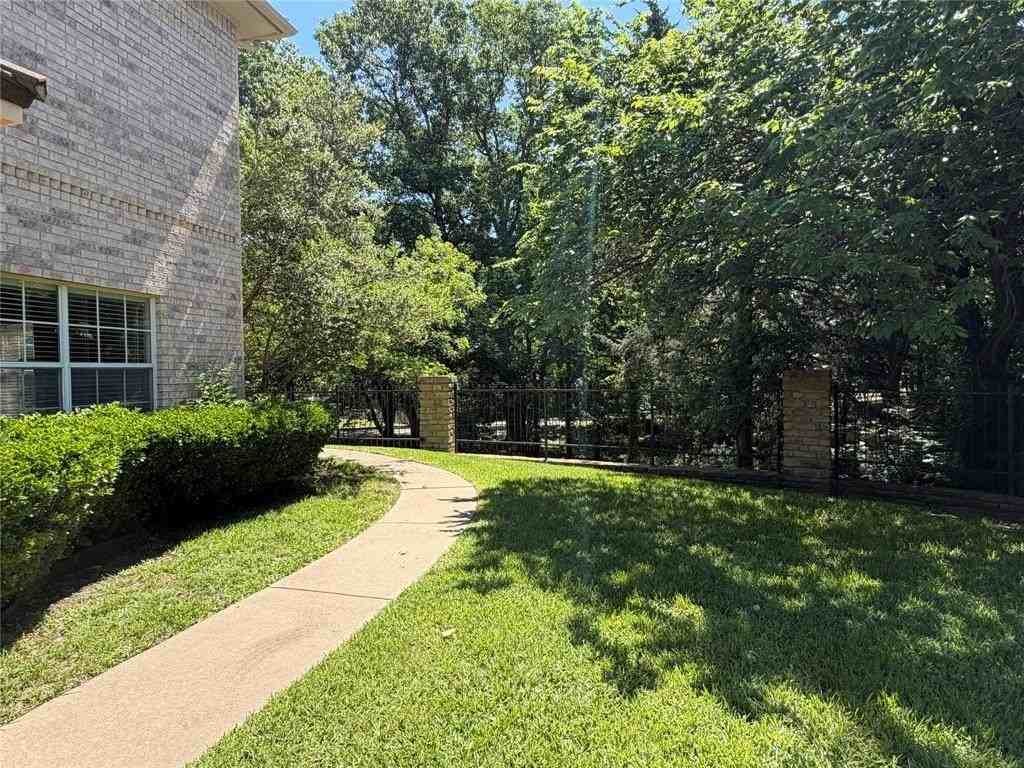 2108 Lakeforest Dr - Photo 2 of 17