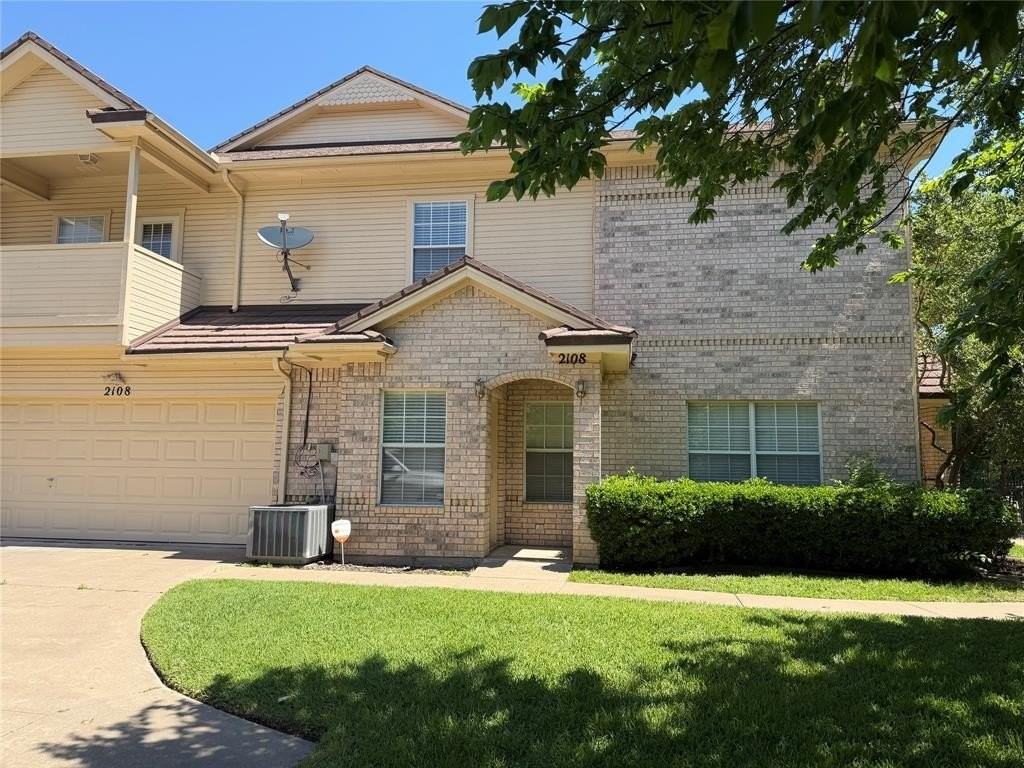 2108 Lakeforest Dr - Photo 3 of 17