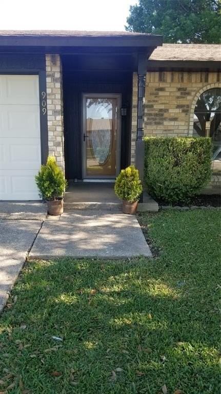 909 Rolling Ridge Dr - Photo 2 of 14