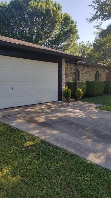 909 Rolling Ridge Dr - Photo 3 of 14