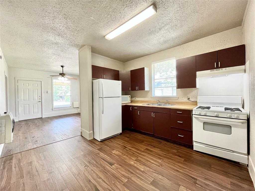 521 W Collins St - Photo 5 of 13