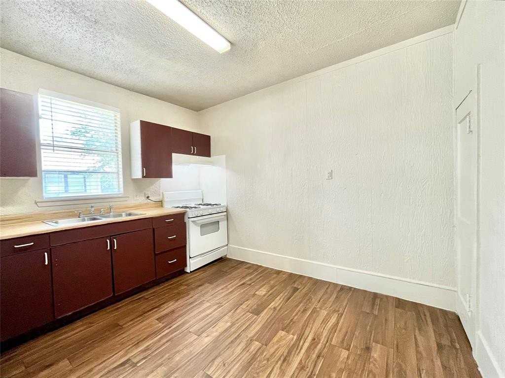 521 W Collins St - Photo 6 of 13