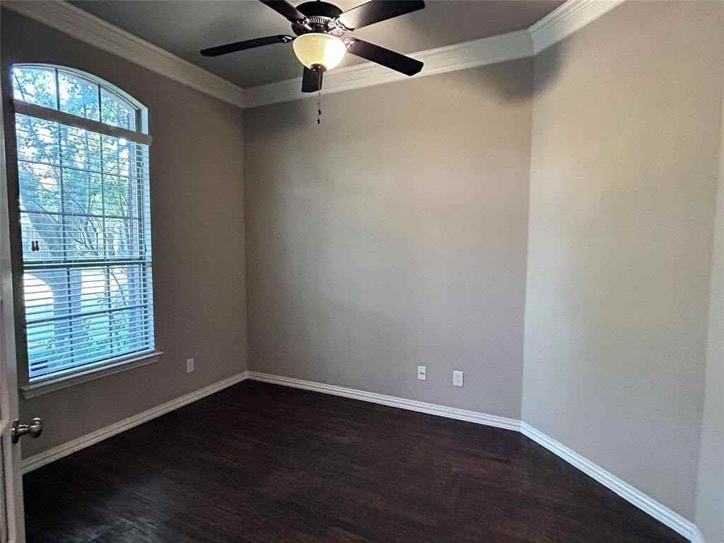 902 Panther Ln - Photo 3 of 34