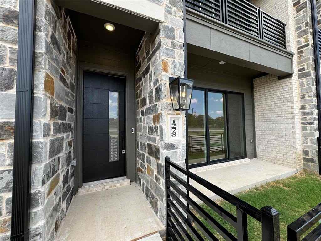 1278 Daybreak Dr - Photo 3 of 40