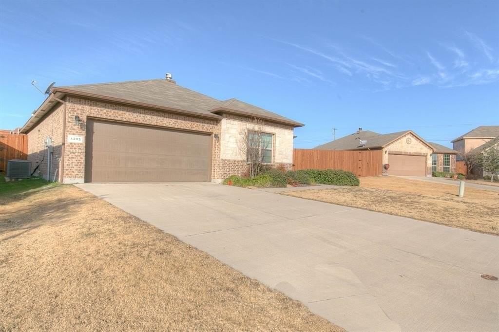 1205 Glen Ct - Photo 3 of 22