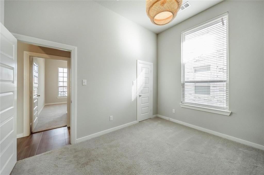 1113 Sheldon Dr - Photo 4 of 35