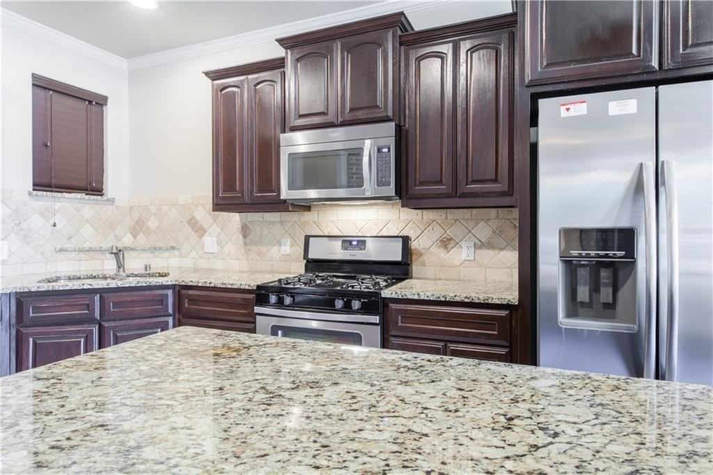1805 Desoto Dr - Photo 4 of 26