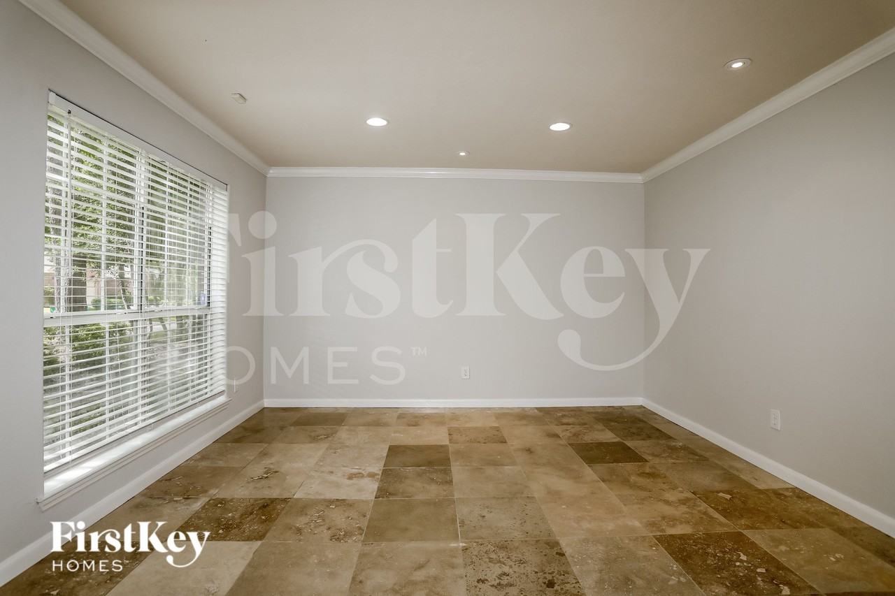 108 N Rockfern Ct - Photo 2 of 18