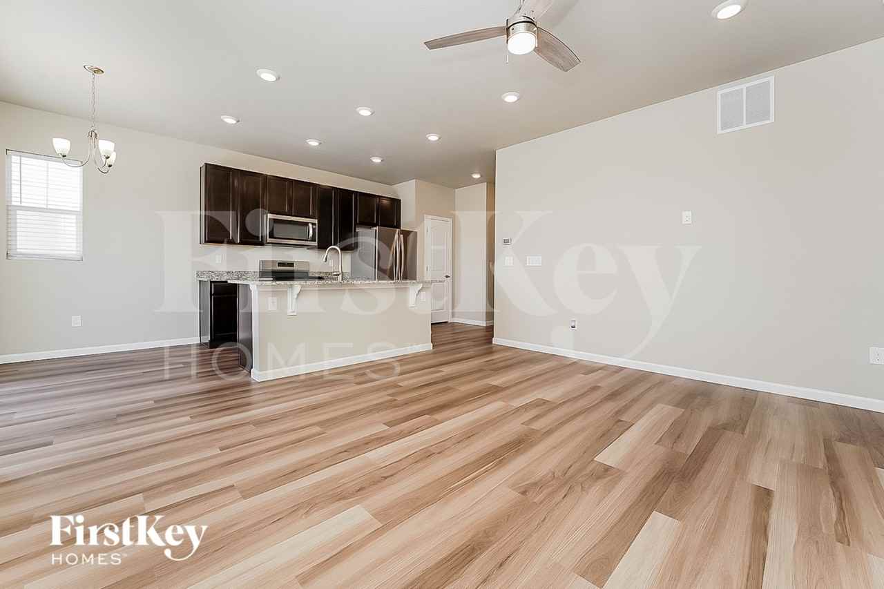 1902 Villageview Ln - Photo 5 of 18