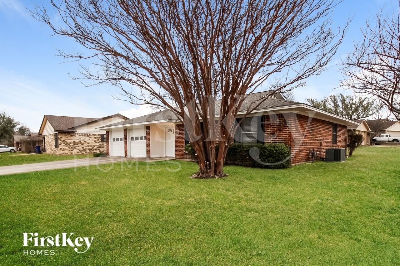 202 Carolyn Dr - Photo 2 of 19