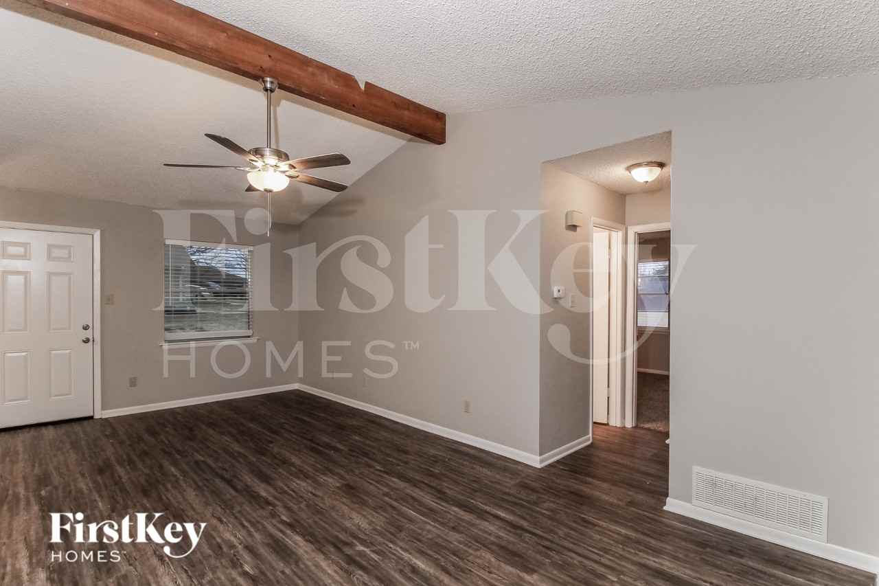 202 Carolyn Dr - Photo 3 of 19
