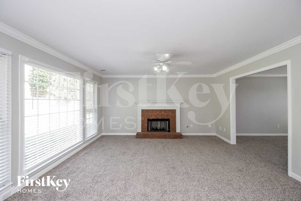 668 Hunters Trce - Photo 3 of 15