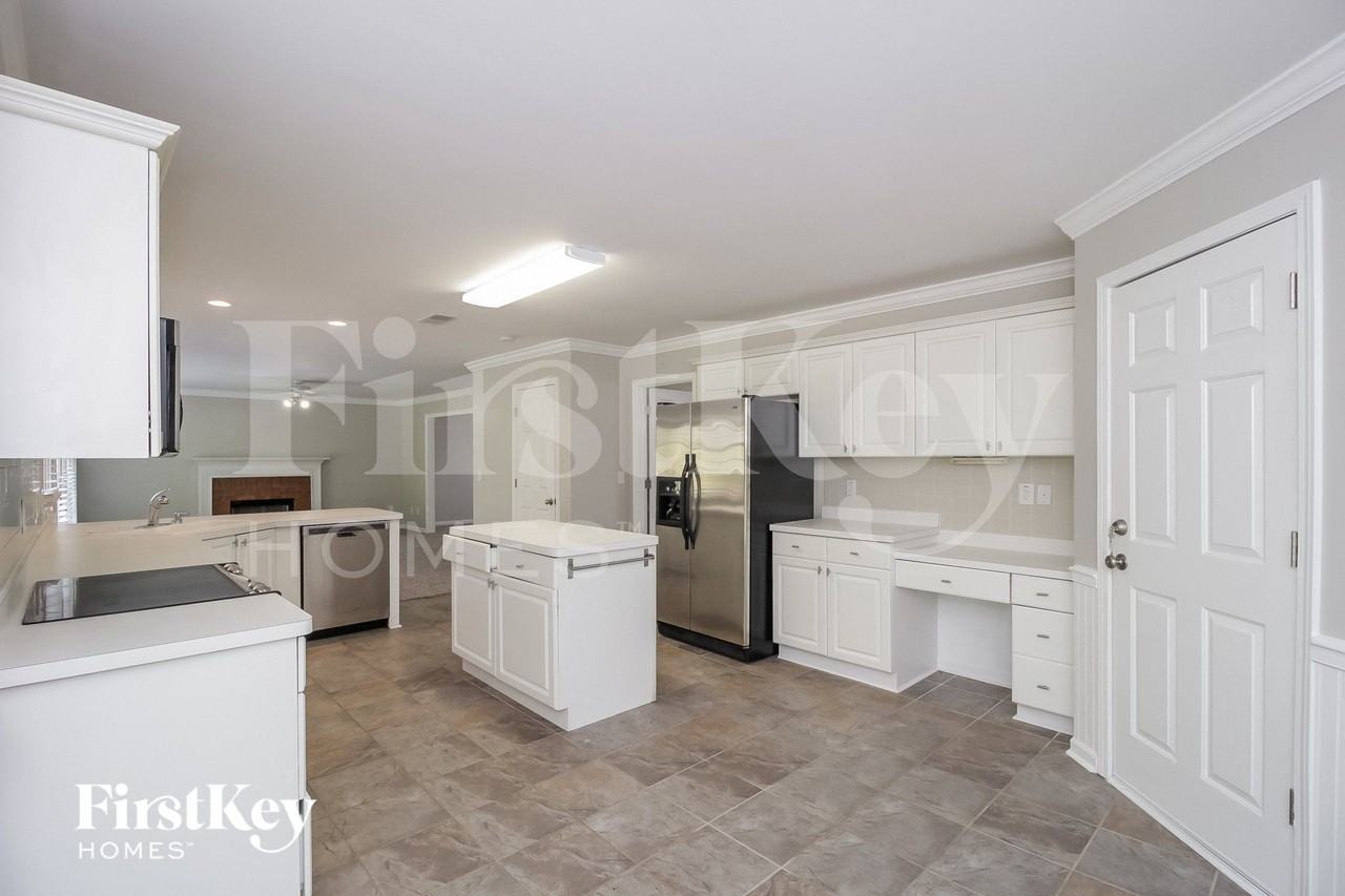 668 Hunters Trce - Photo 6 of 15