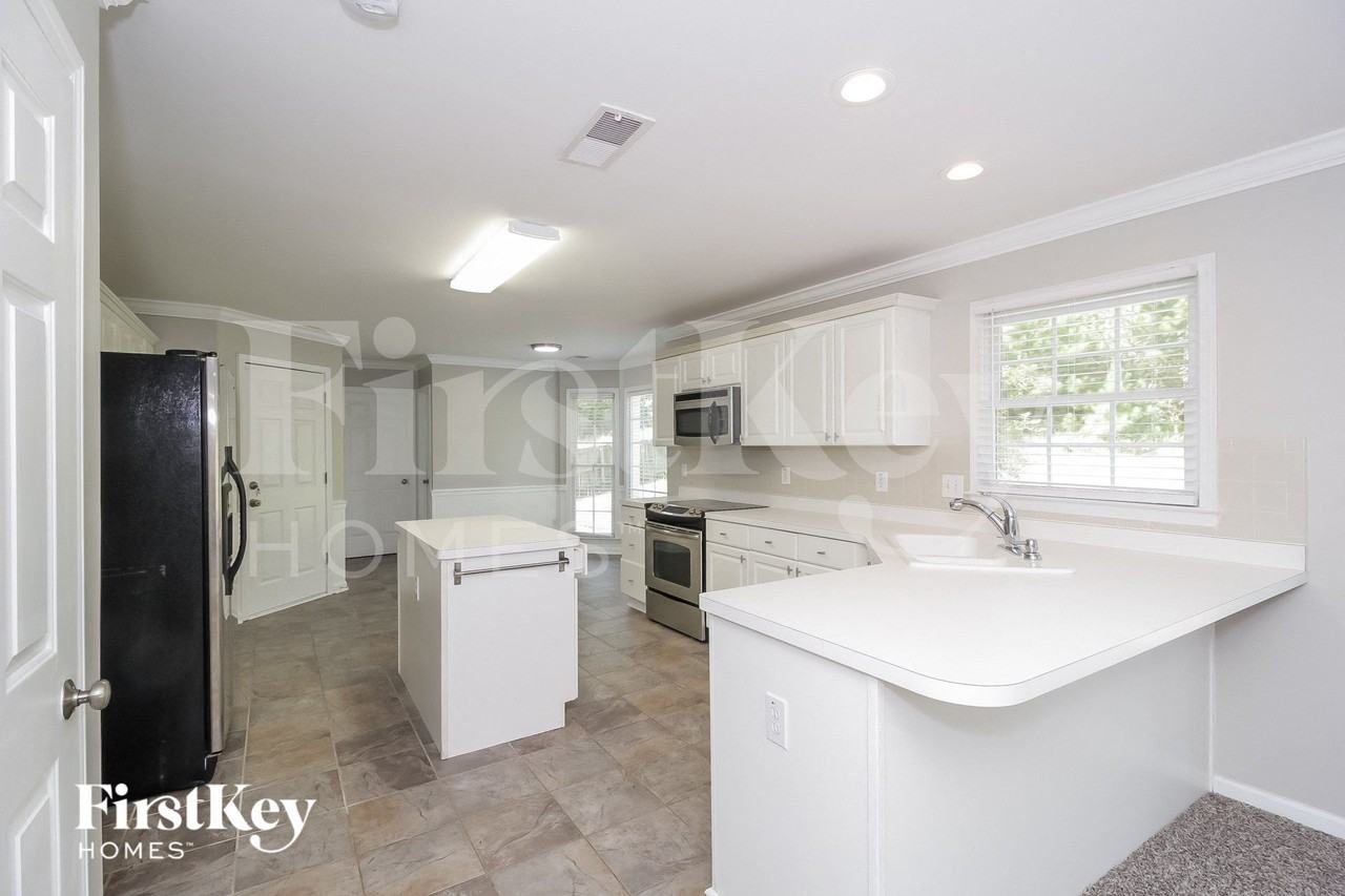 668 Hunters Trce - Photo 7 of 15