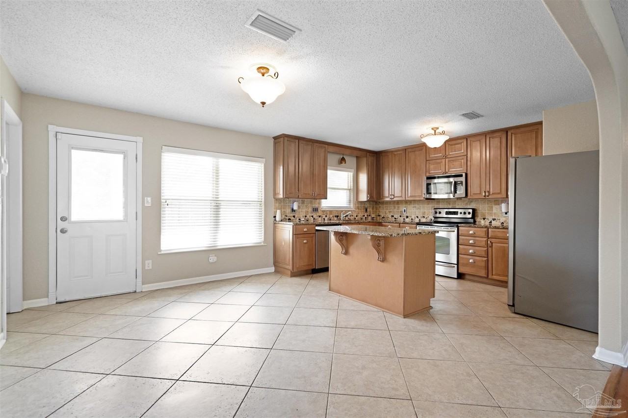 8137 Imperial Dr - Photo 4 of 16