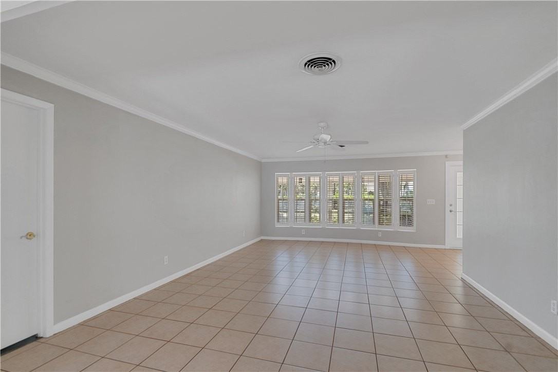 525 Iris Ln - Photo 3 of 36