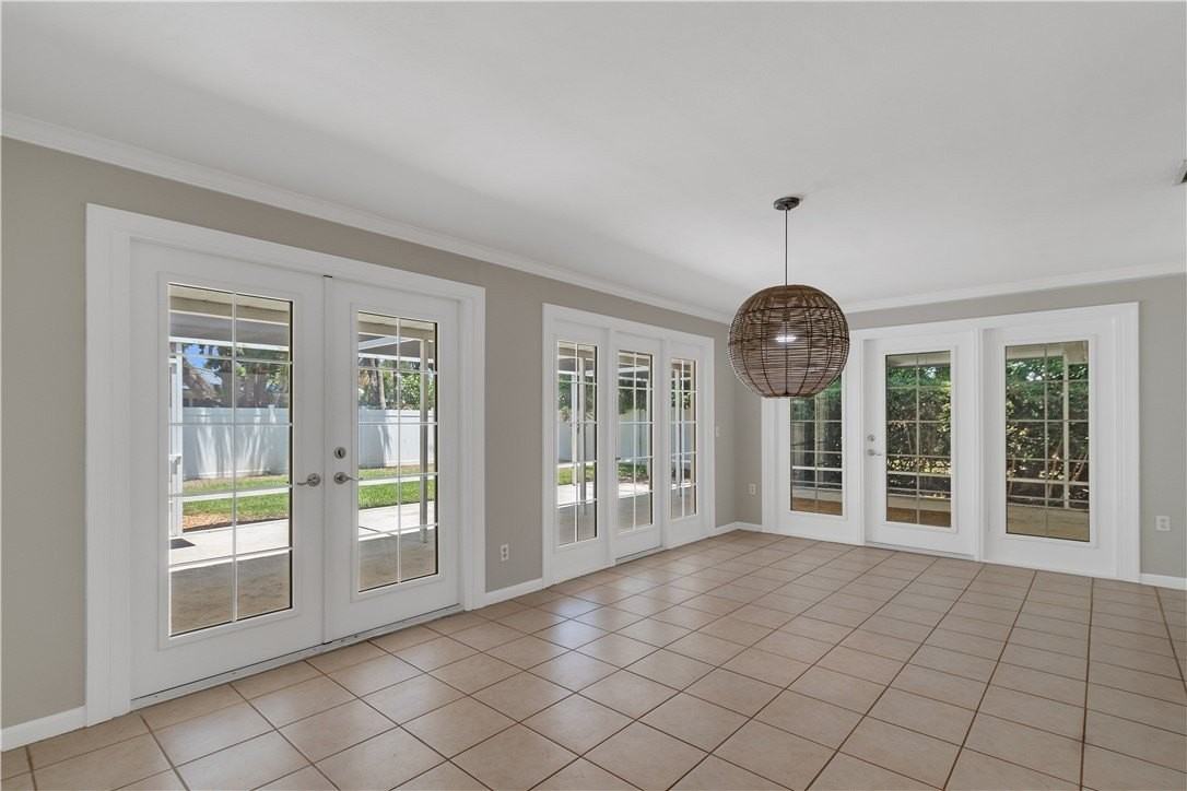 525 Iris Ln - Photo 4 of 36