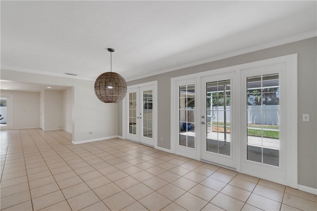 525 Iris Ln - Photo 5 of 36