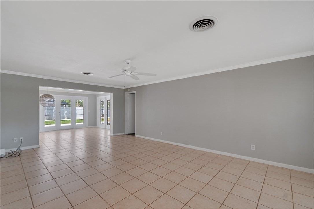 525 Iris Ln - Photo 6 of 36