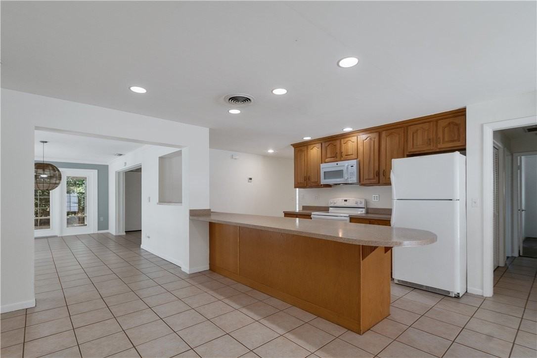 525 Iris Ln - Photo 7 of 36