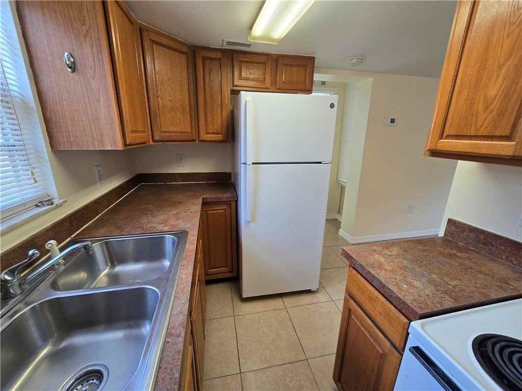 1748 23rd St - Photo 6 of 10