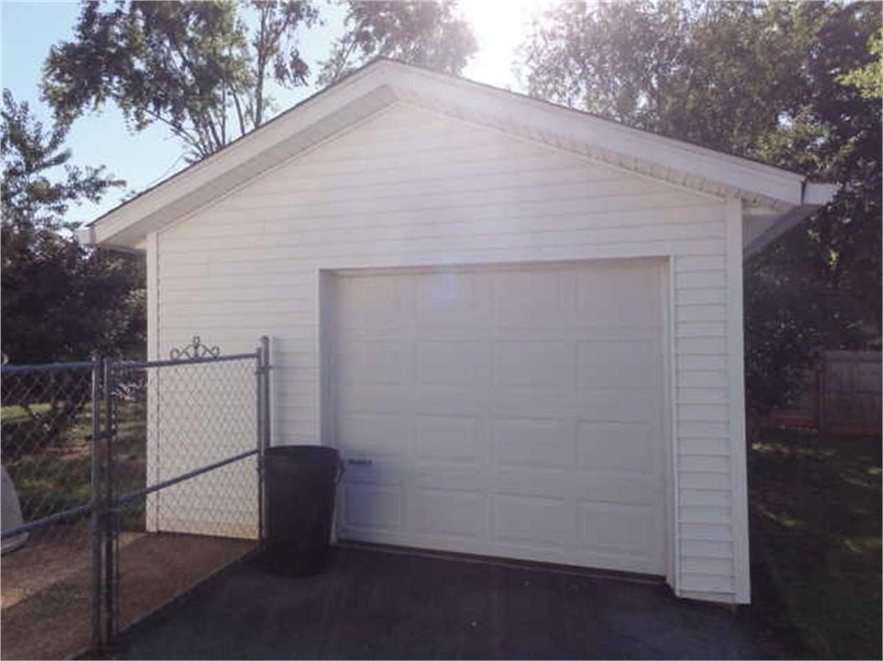 1706 Kirby Dr - Photo 3 of 3