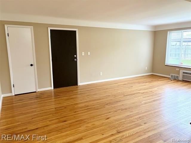 1725 Gardenia Ave - Photo 2 of 9