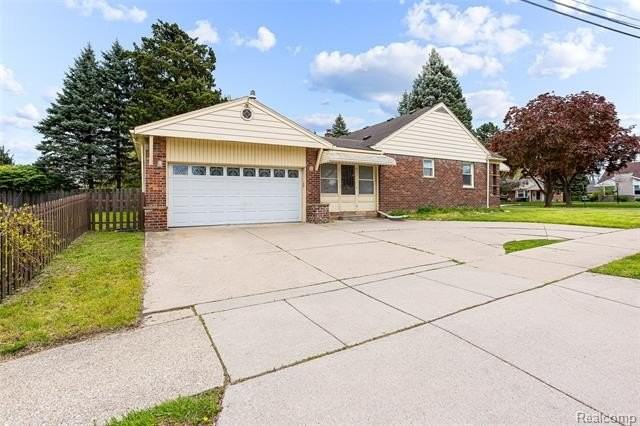 25346 Fairway Dr - Photo 4 of 41