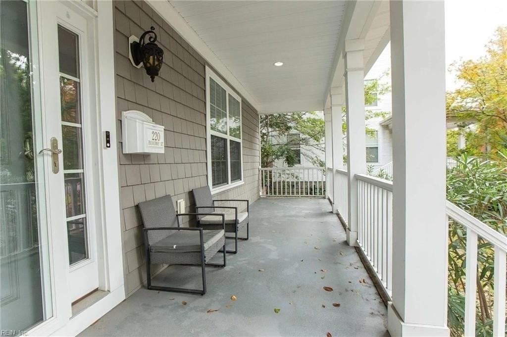220 Broadway St - Photo 4 of 38