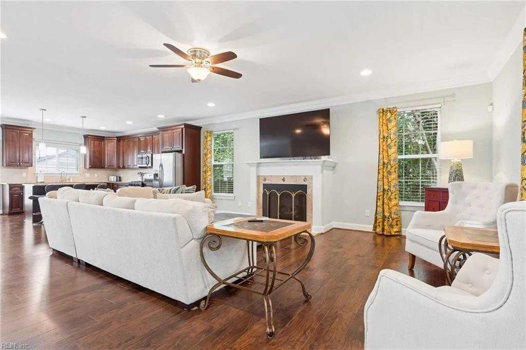 220 Broadway St - Photo 7 of 38