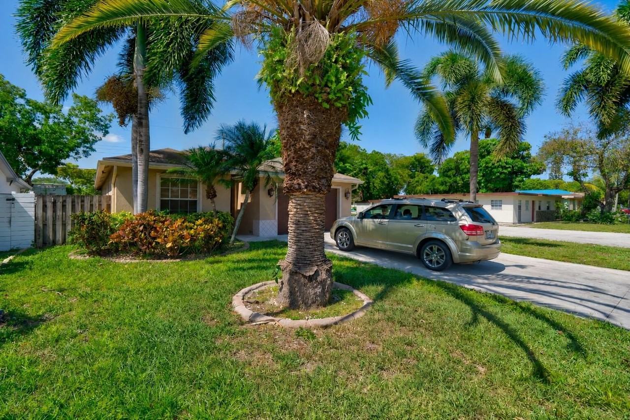 2241 Nw 3rd St - Photo 3 of 27